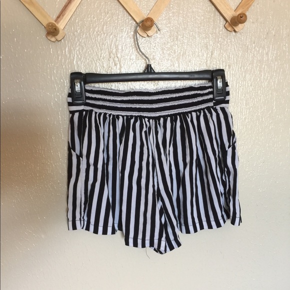 Striped high waisted shorts - Picture 2 of 3